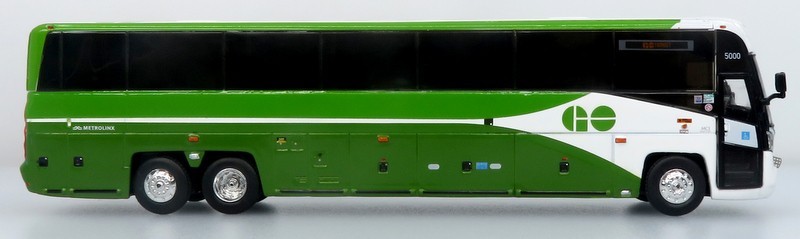 MCI D4520 Coach Bus: GO Transit 1:87 (HO) Diecast Model Bus by Iconic Replicas