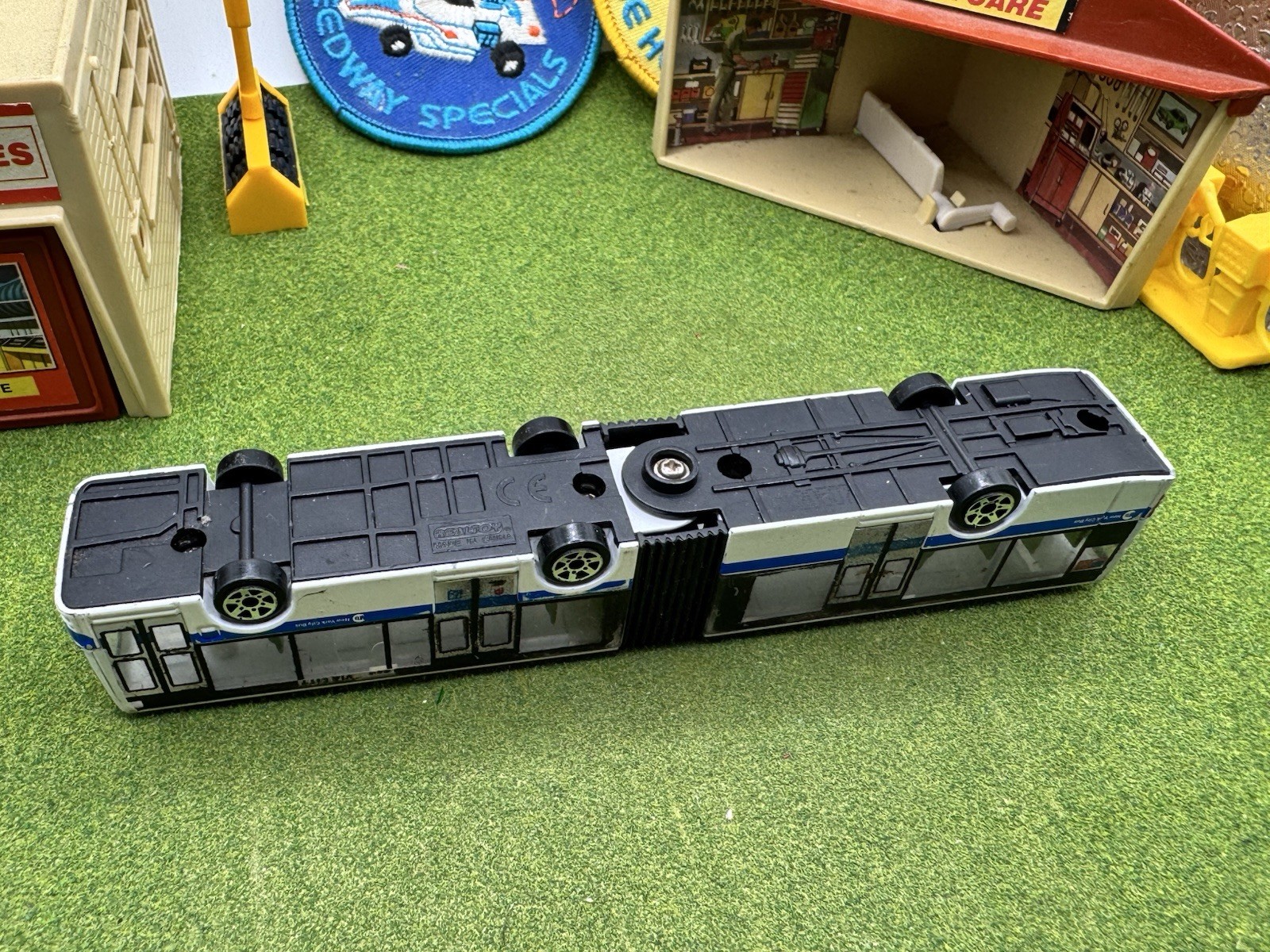 Daron MTA New York City Bus 16″ Articulated Bus Realtoy NYC 1/64