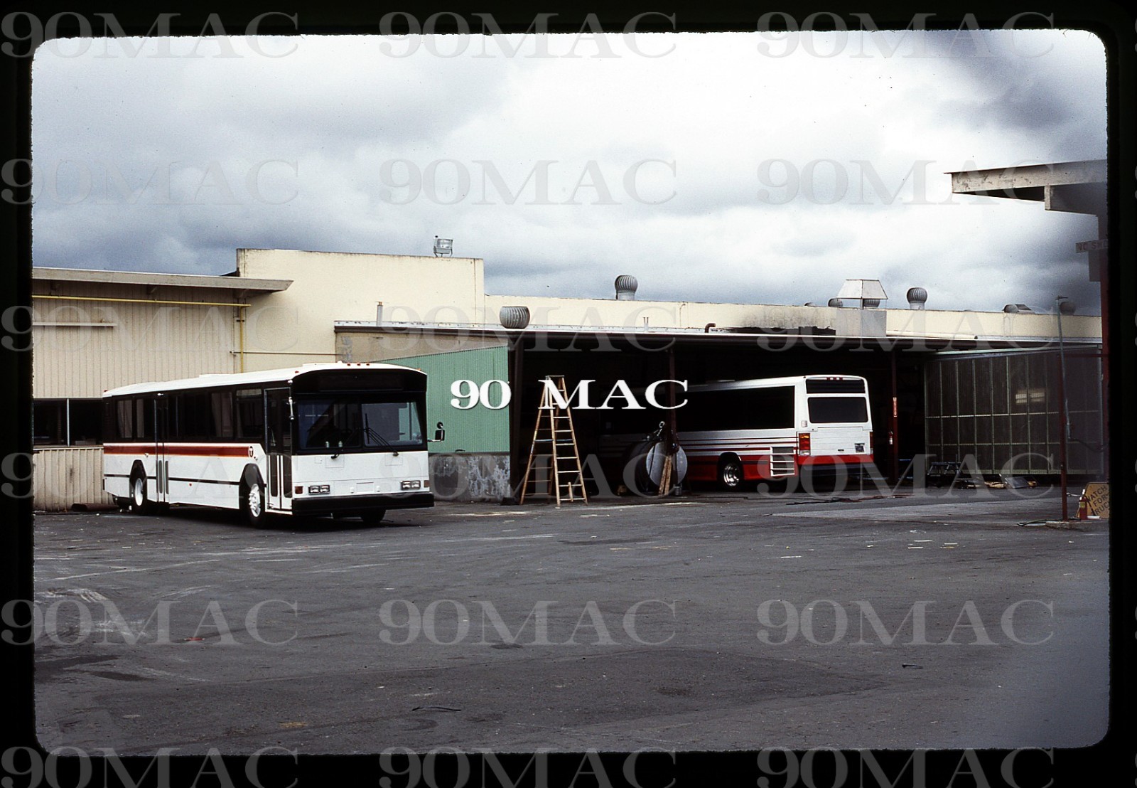 GILLIG BUS FACTORY. Hayward (CA). 2 Original Slides 1989/92. (AH-AI)