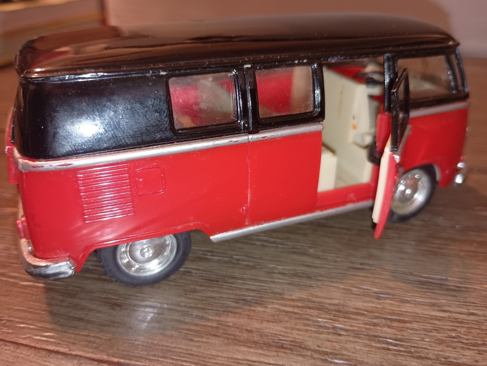 Kinsmart 1962 Volkswagen Classical Bus 1/32
