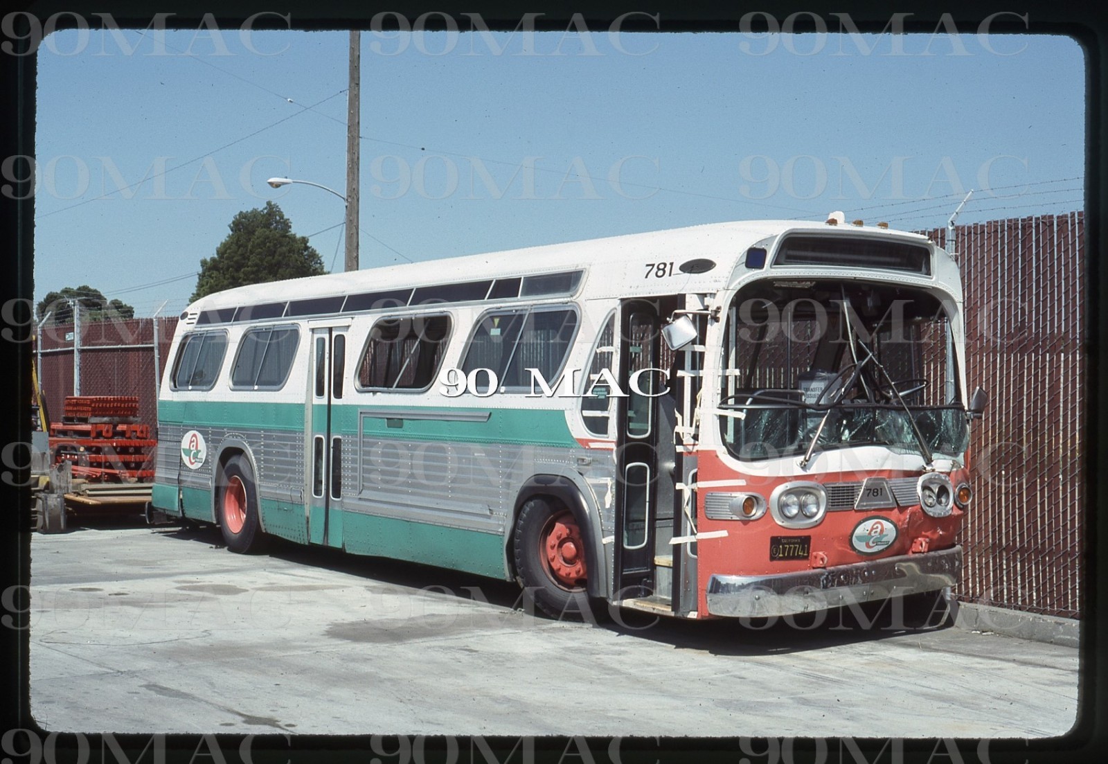 AC TRANSIT. GM COACH BUS #781. Oakland (CA). Original Slide 1987. WRECK!