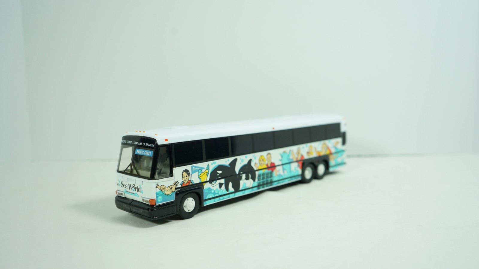 Corgi 1/50 Diecast MCI 102 DL3 Seaworld PCST Coach Bus Item 98652 NEW F1D
