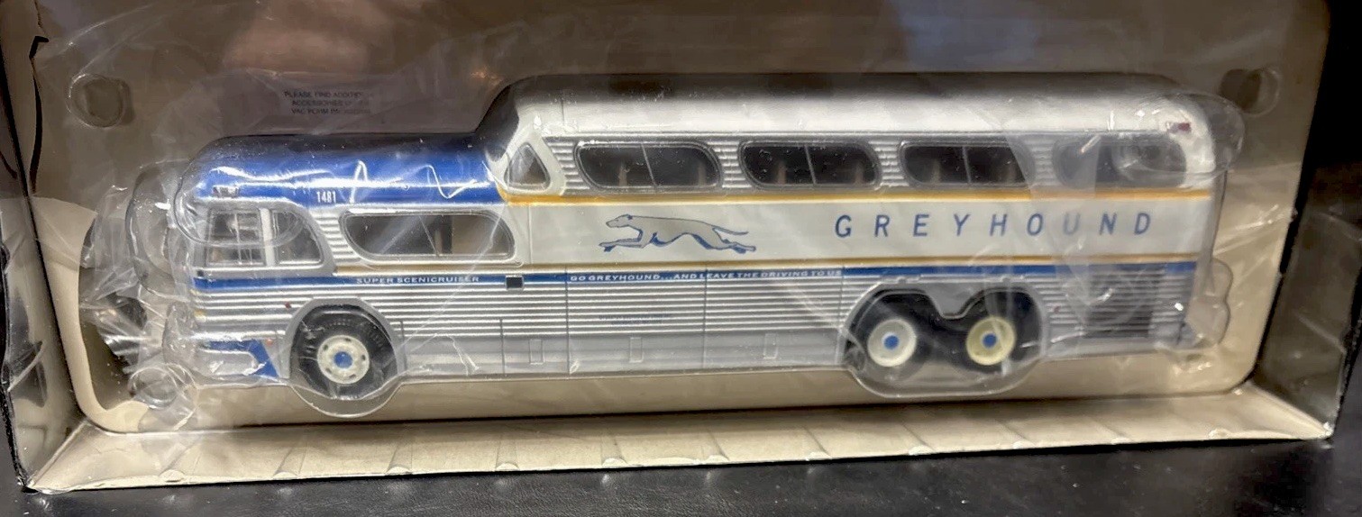 Corgi 1:50 Greyhound Scenicruiser PD4501 Chicago Express Bus
