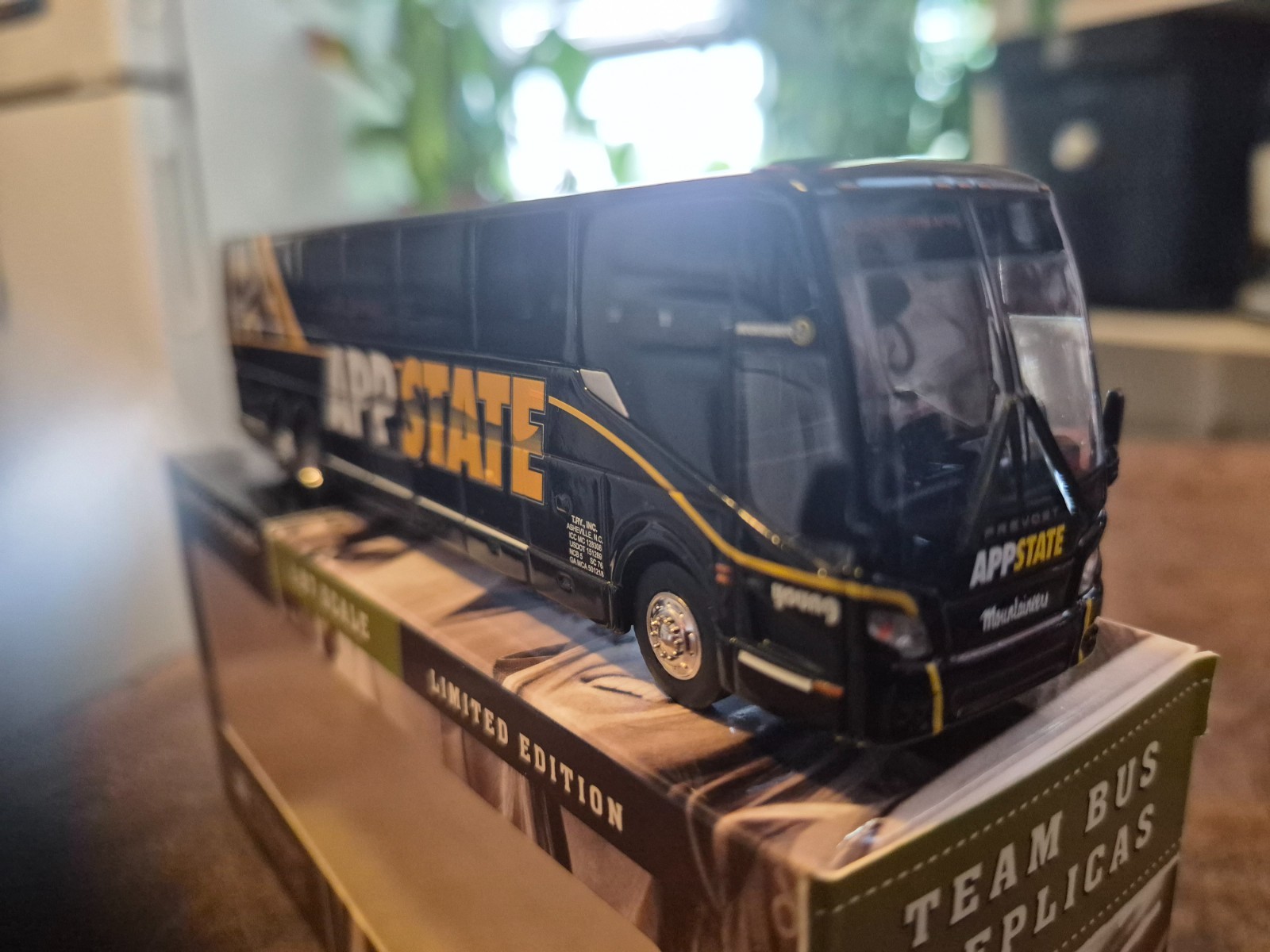 iconic replica App state prevost h3-45 coach bus