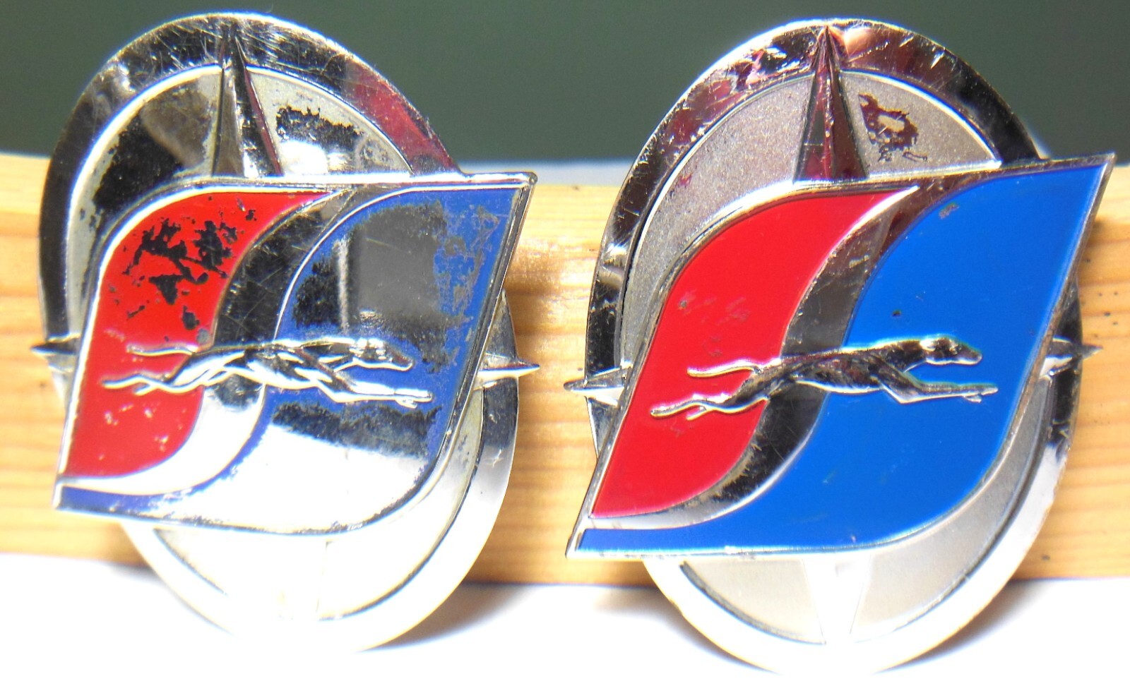 🚌 TWO Greyhound Bus Co. logo emblem employee service uniform hat badge pins