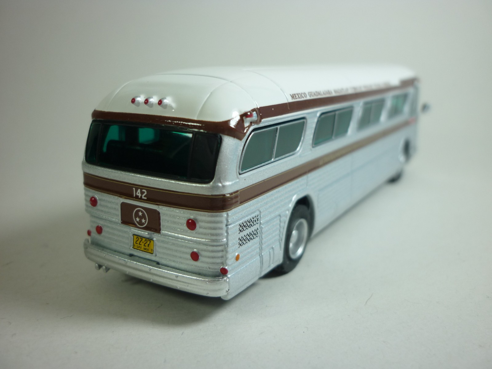 Iconic Replicas 1:87 1959 General Motors PD4104 Bus TRES ESTRELLAS USA