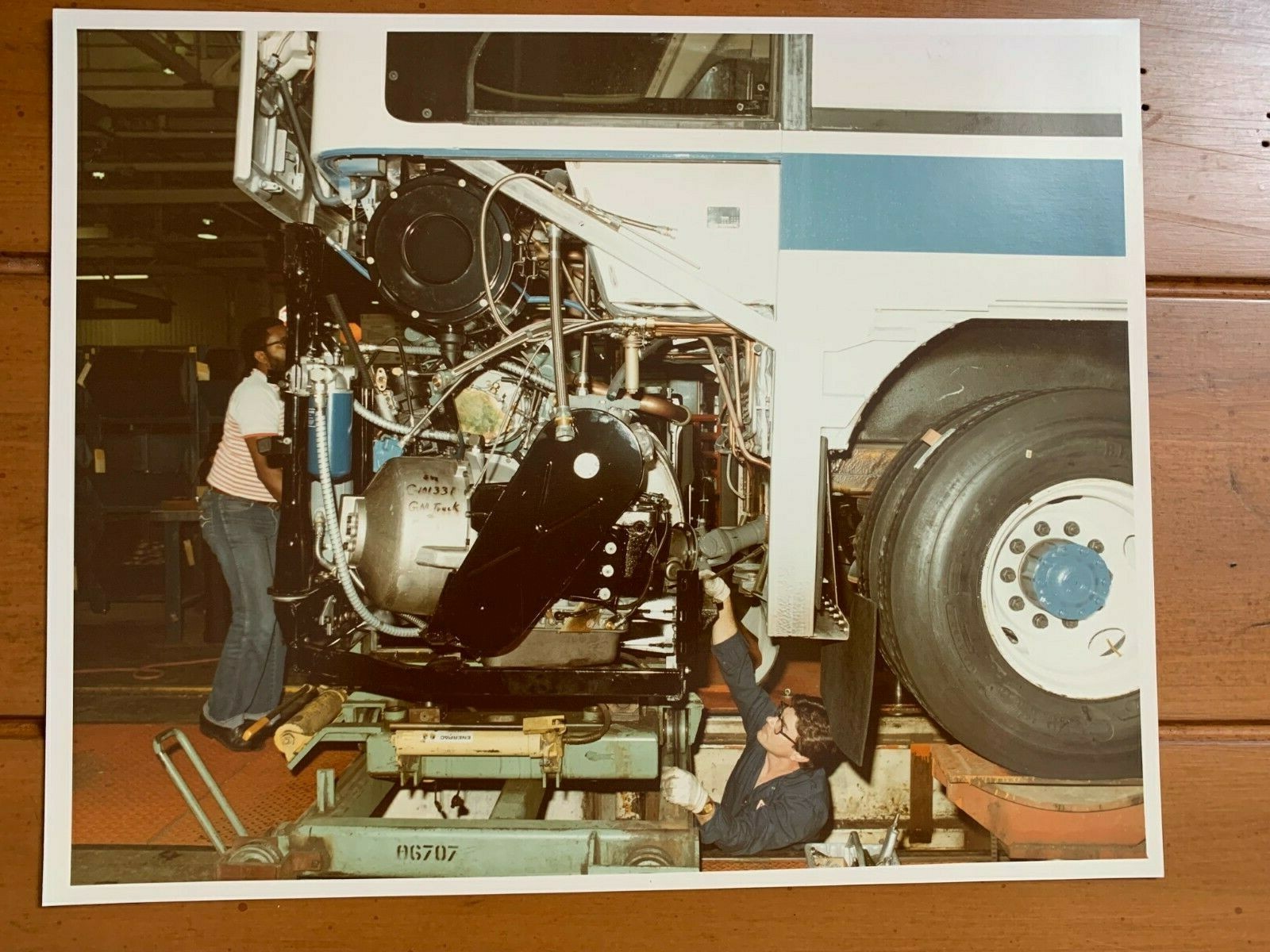 8X10 NY NYC BUS COLOR PHOTOGRAPH NEW BUS ENGINE GARAGE DEPOT WORKERS COLLECTIBLE