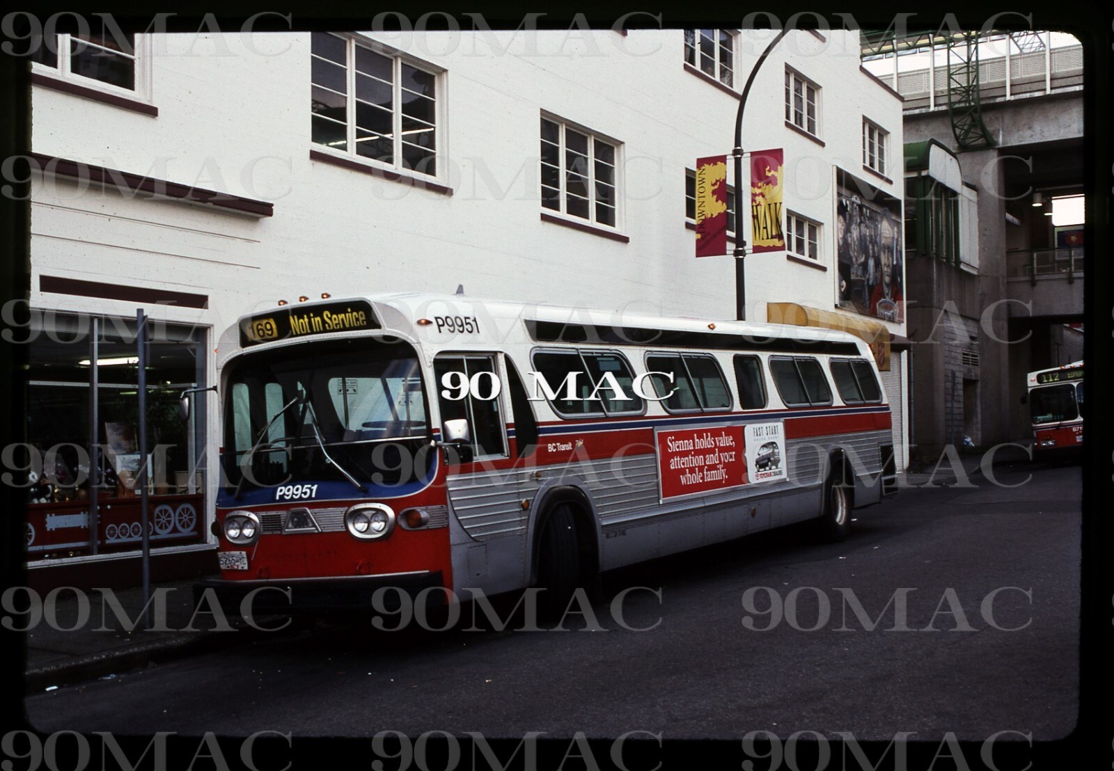 BC TRANSIT. GMDD BUS #P9951. Vancouver (BC). Original Slide 1998.