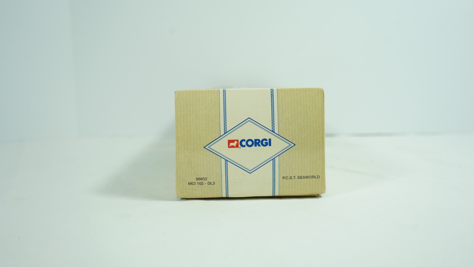 Corgi 1/50 Diecast MCI 102 DL3 Seaworld PCST Coach Bus Item 98652 NEW F1D