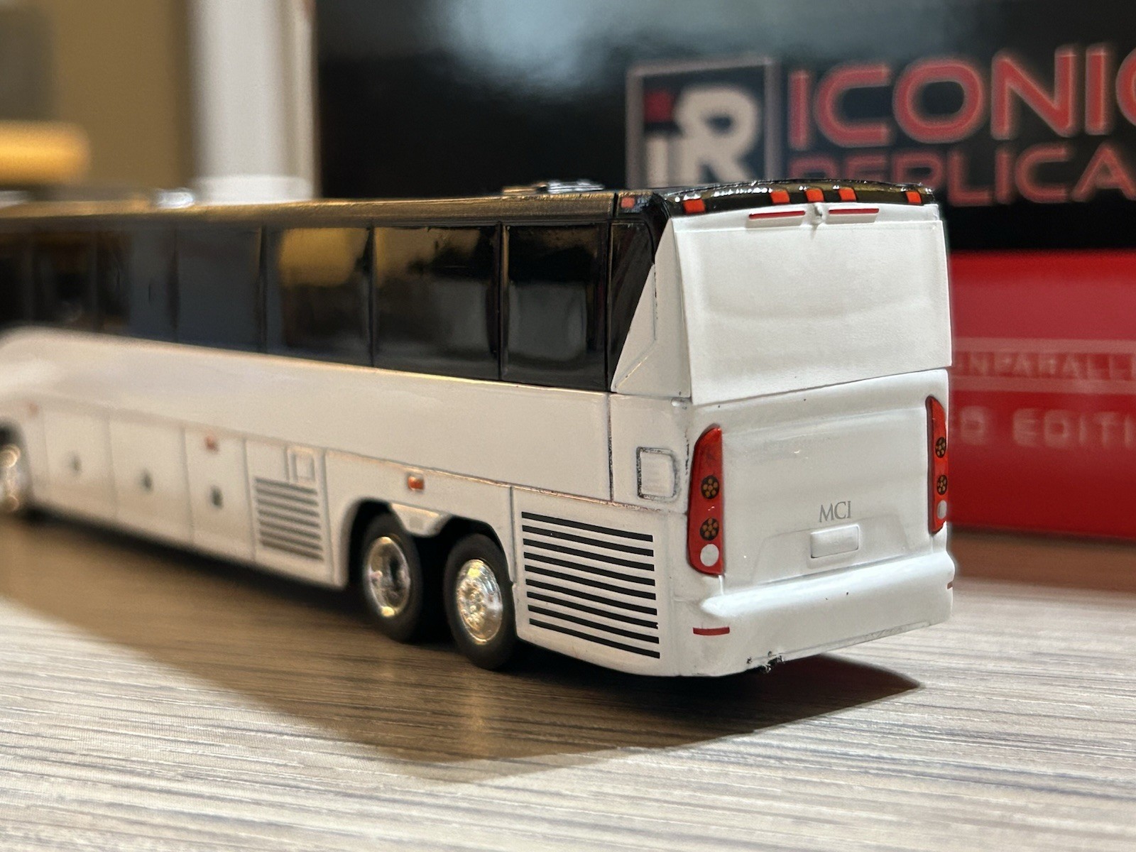 1/87 Iconic Replicas Blank White MCI J4500 Custom Bus Model New