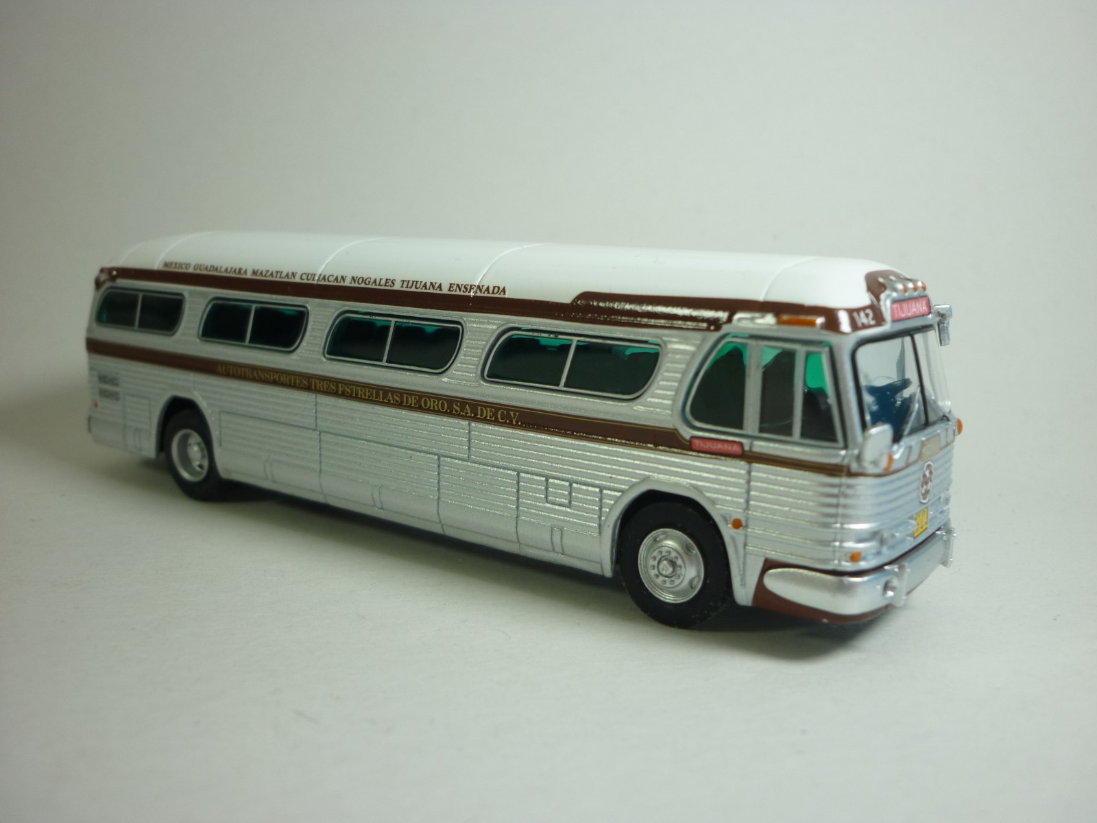 Iconic Replicas 1:87 1959 General Motors PD4104 Bus TRES ESTRELLAS USA