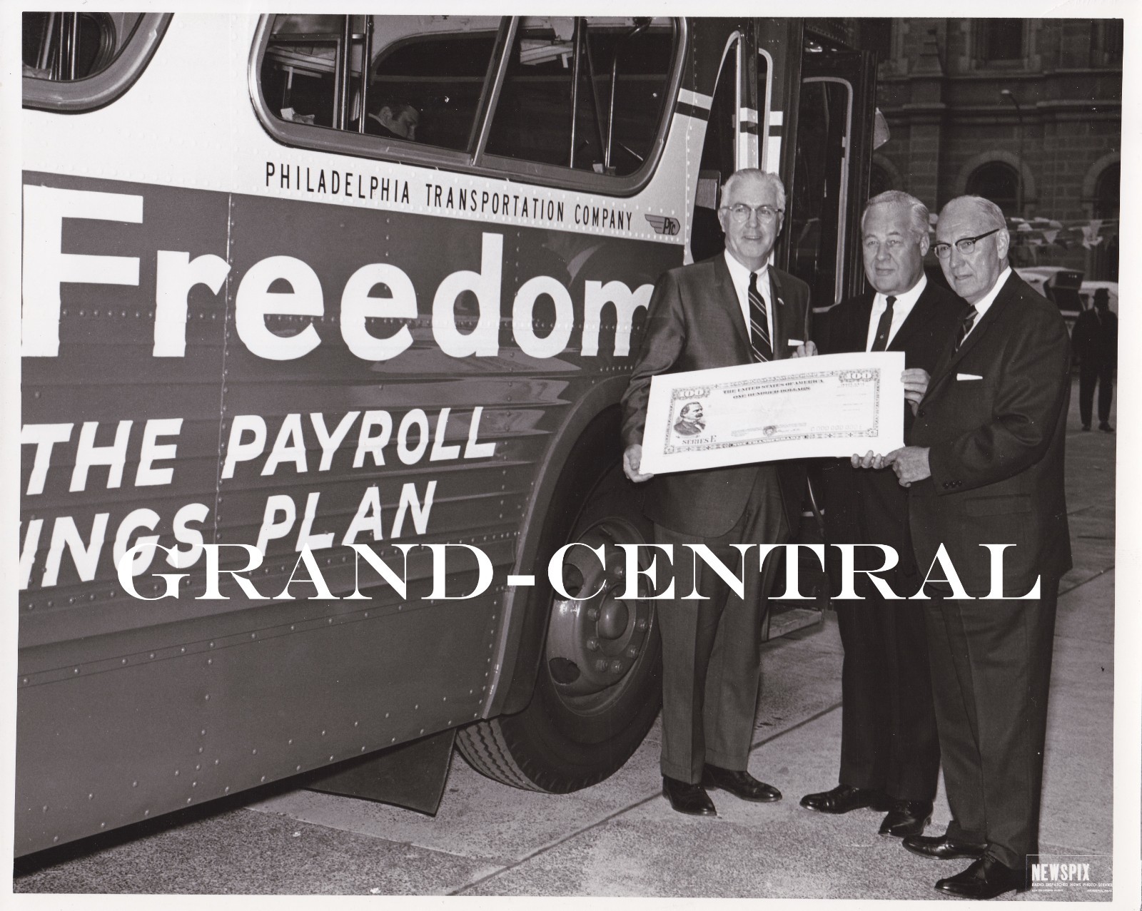 ORIGINAL PTC PHILADELPHIA TRANSPORTATION COMPANY BUS PHOTO PTC EXECUTIVES PA