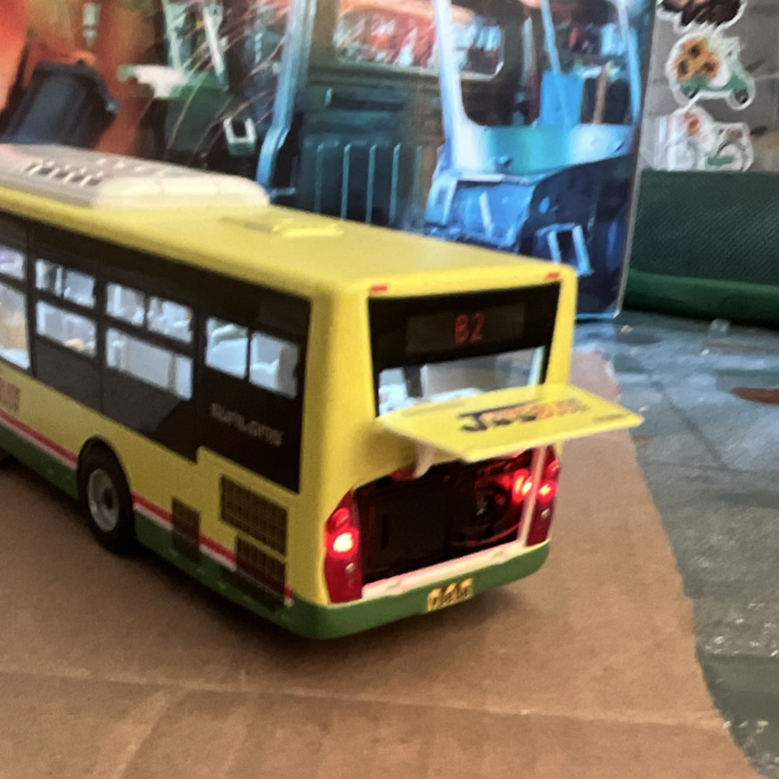 Sunlong Jumbo Bus B2 Diecast Model Yellow Black Route Collectible1:43