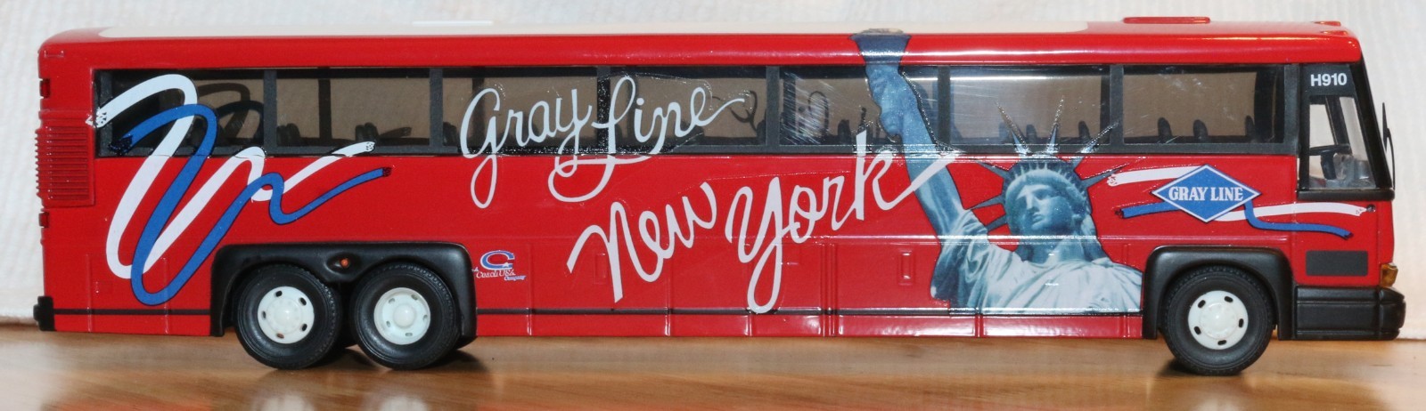 Corgi MCI 102 DL3 Gray Coach Lines New York 1:50, New in Box, Red