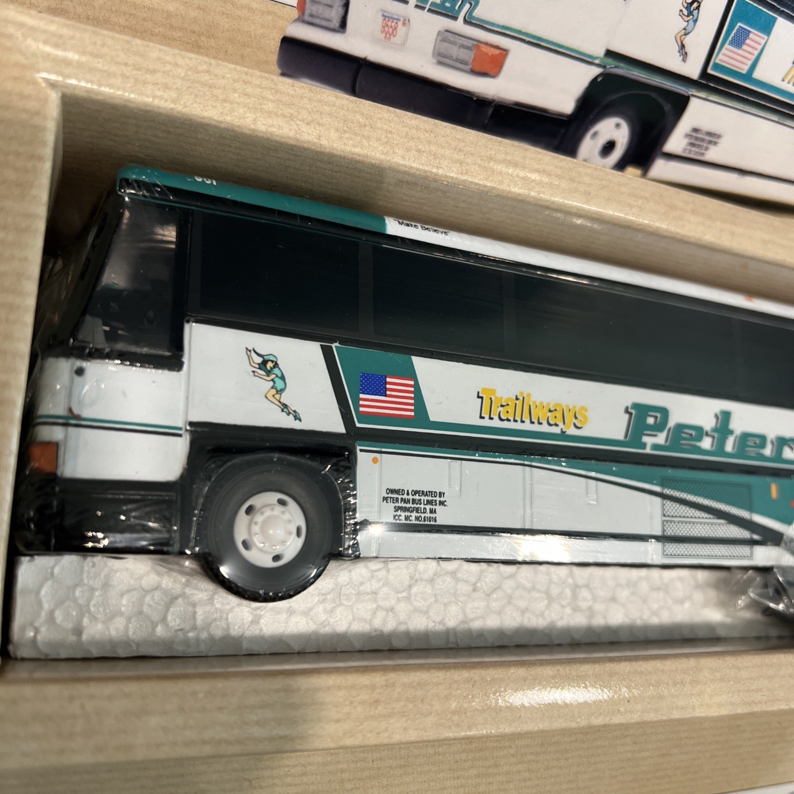 NIB Corgi #98422 Peter Pan Trailways Boston Bus MCI-102 DL3 #501 Diecast