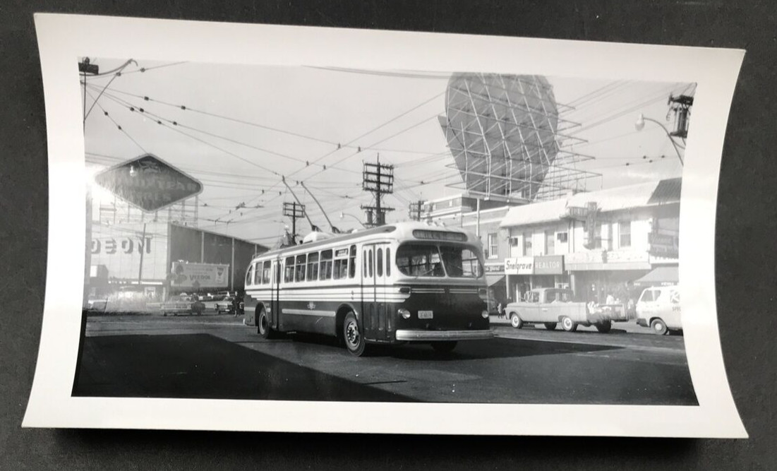 Trackless Trolley Bus Toronto Transit Commission TTC #9019 Route 4 Annette Photo