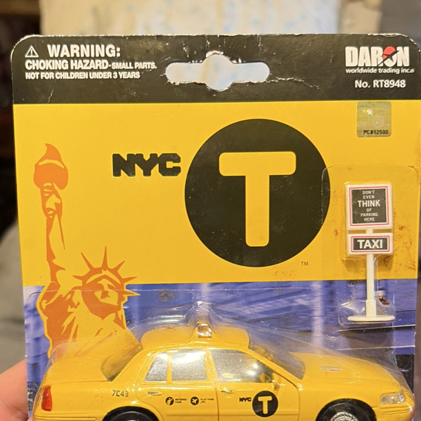 Daron NYC Taxi Cab & Sign Set 2014 Officially Licensed, Working Doors