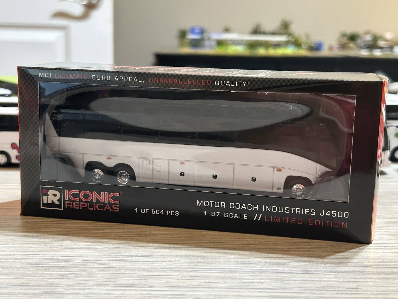 1/87 Iconic Replicas Blank White MCI J4500 Custom Bus Model New