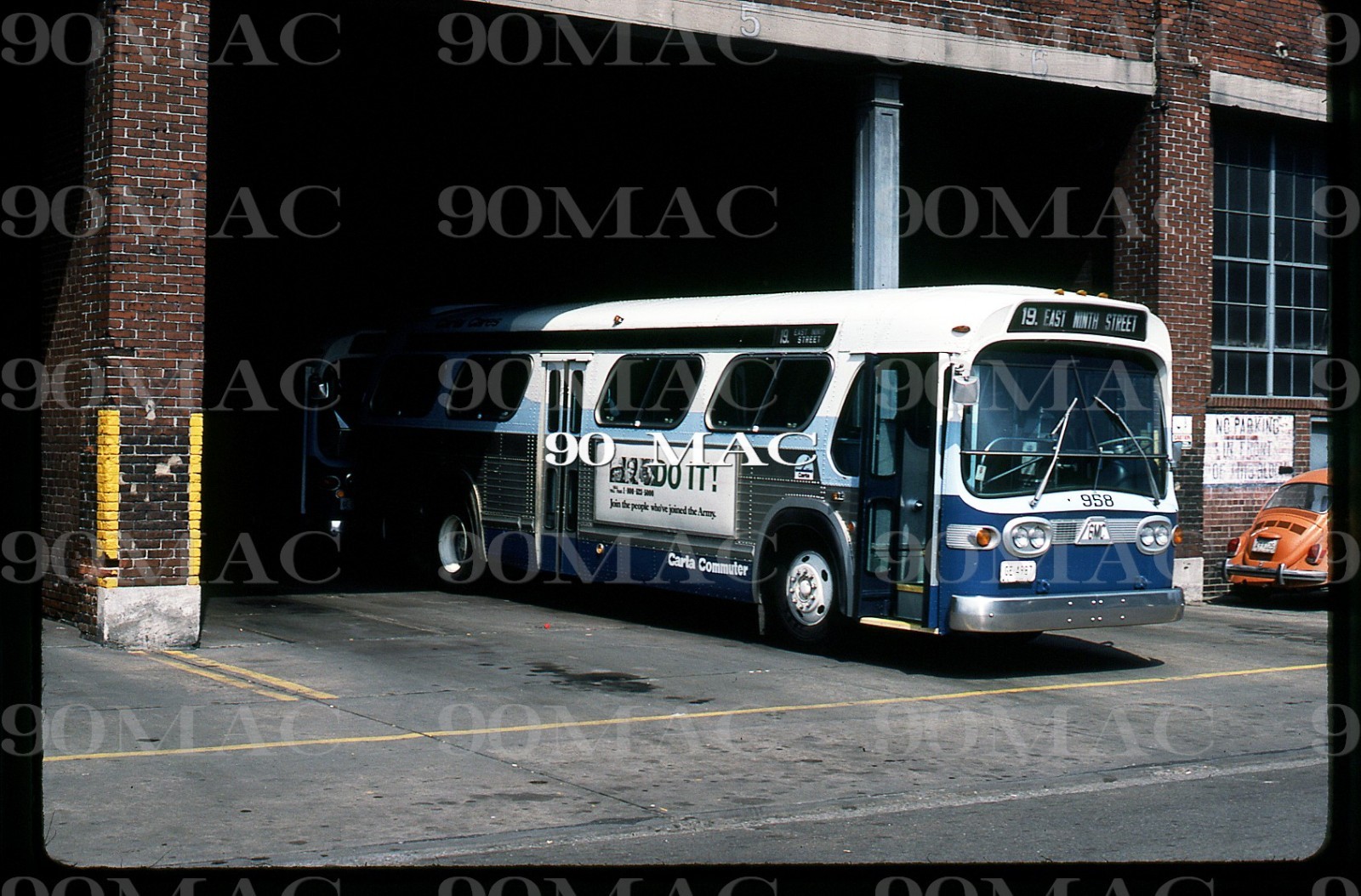 CARTA. GM COACH BUS #958. Chattanooga (TN). Original Slide 1976. CARBARN!