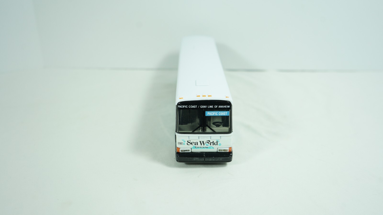 Corgi 1/50 Diecast MCI 102 DL3 Seaworld PCST Coach Bus Item 98652 NEW F1D