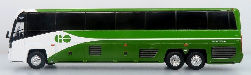 MCI D4520 Coach Bus: GO Transit 1:87 (HO) Diecast Model Bus by Iconic Replicas
