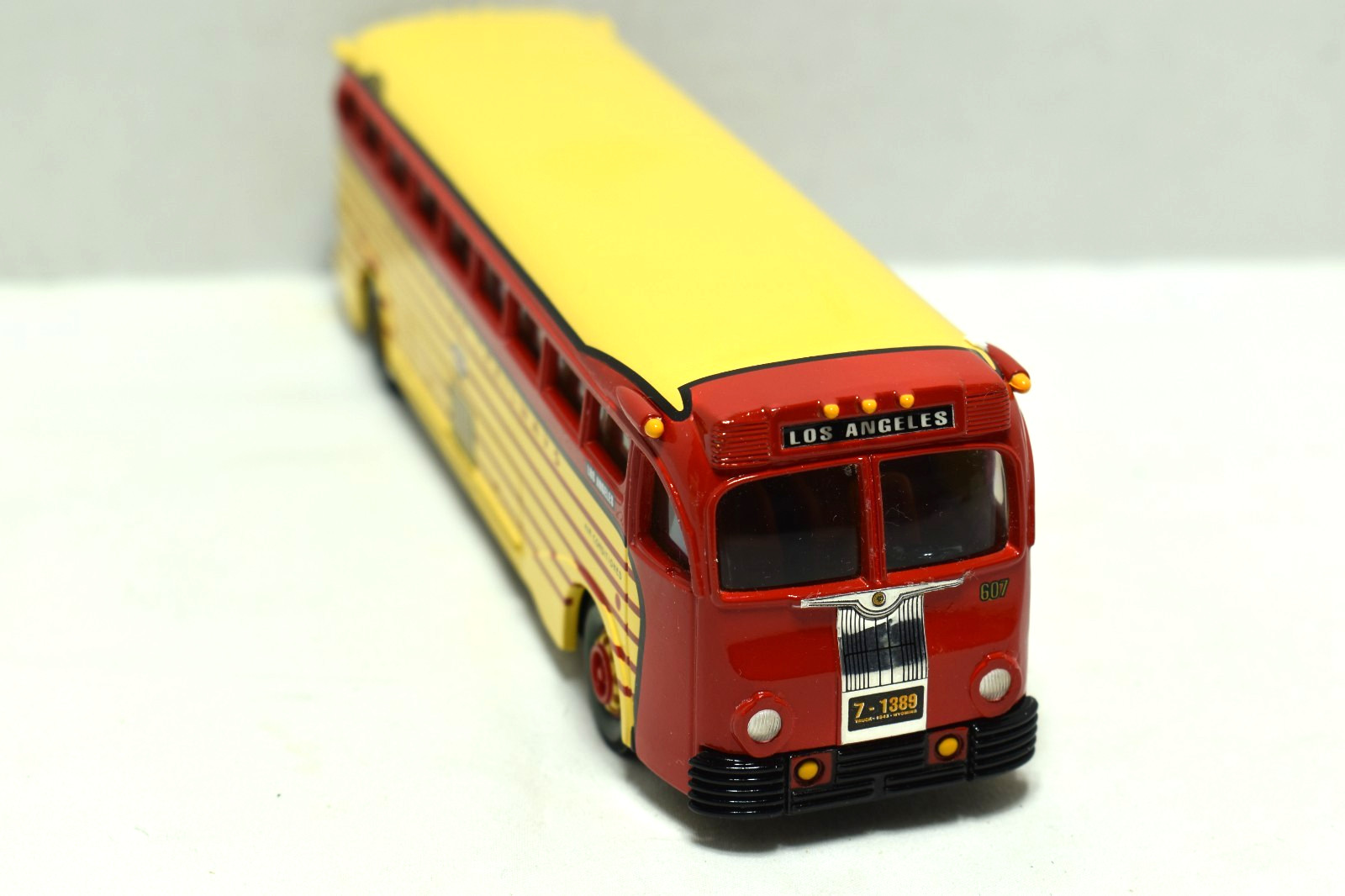 Corgi Classics Burlington Trailways 98465 Yellow Coach 743 Diecast Bus