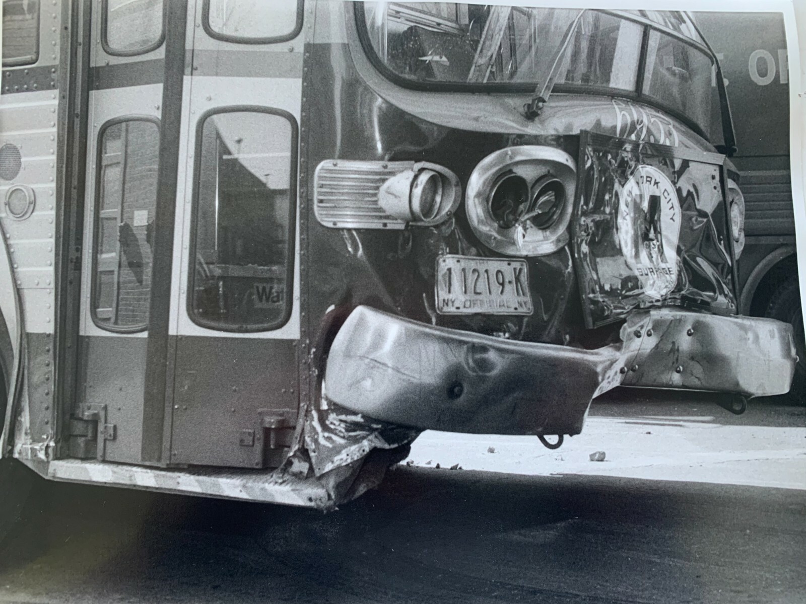 8X10 NYCTA NY NYC BUS CRASH ACCIDENT BLACK & WHITE CLOSEUP SURFACE TRANSIT 1976