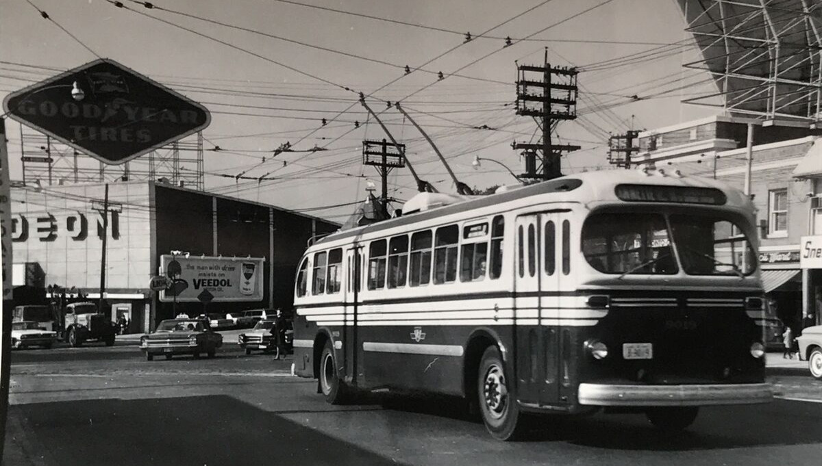 Trackless Trolley Bus Toronto Transit Commission TTC #9019 Route 4 Annette Photo