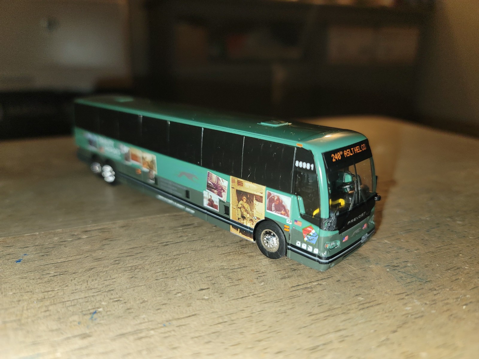 Greyhound Prevost X-345 Bus Tribute to Heroes Missing Mirror 1/87 Scale Iconic