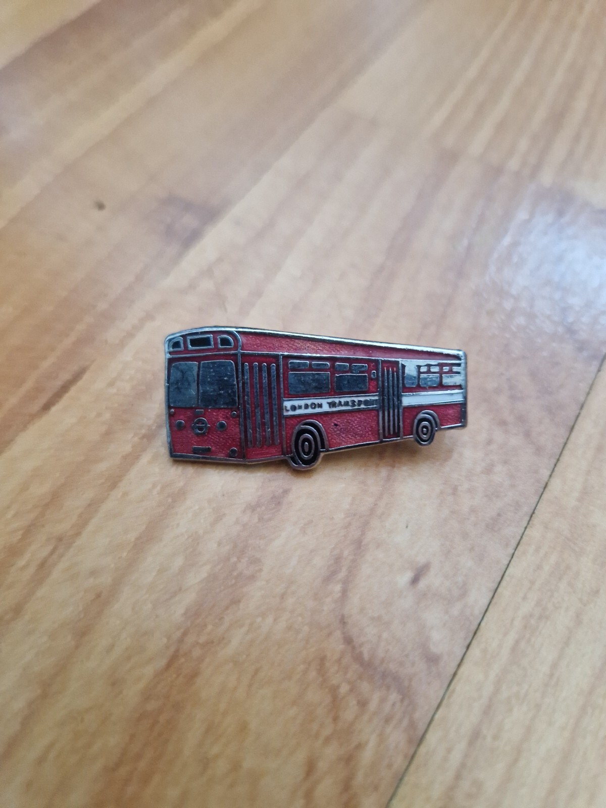 VINTAGE LONDON TRANSPORT SINGLE DECK RED BUS ENAMEL PIN BADGE