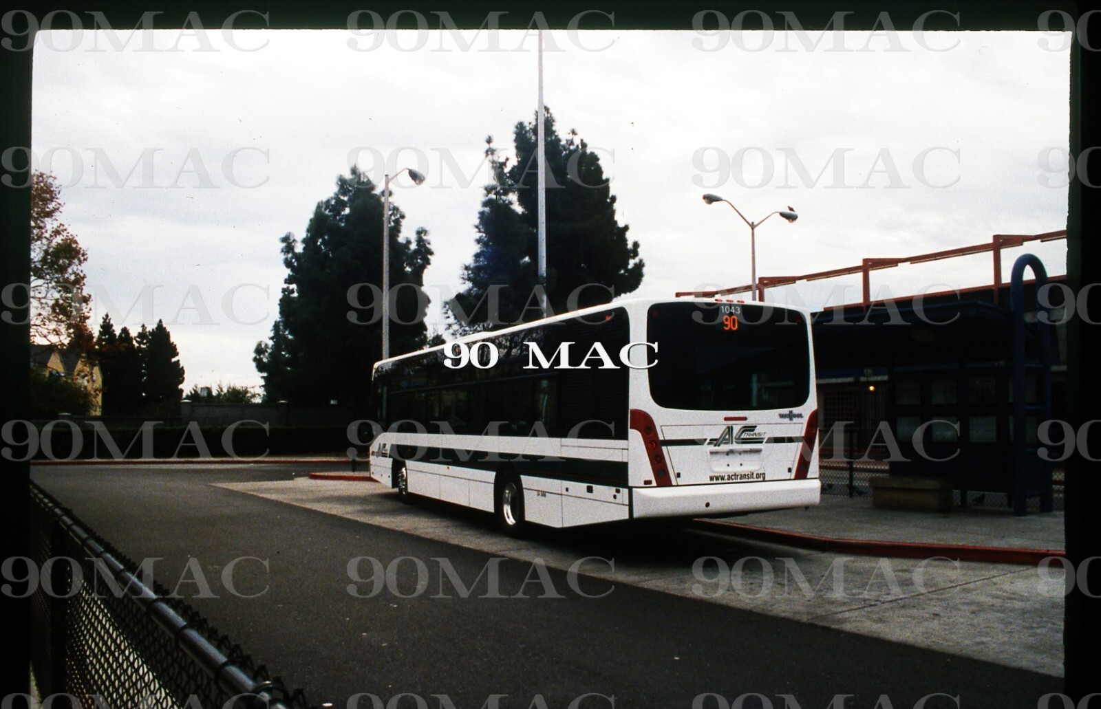 AC TRANSIT-ACT. VANHOOL BUS #1043. Oakland (CA). Original Slide 2005.(A)