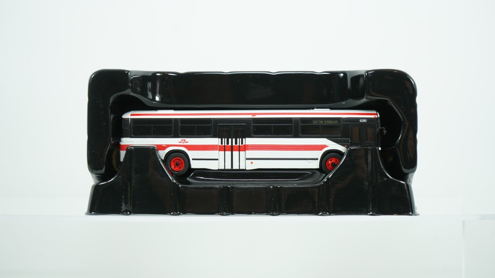 Iconic Replicas 1:87 Scale MCI Classic TTC Toronto Transit Bus 87-0392 NEW B15