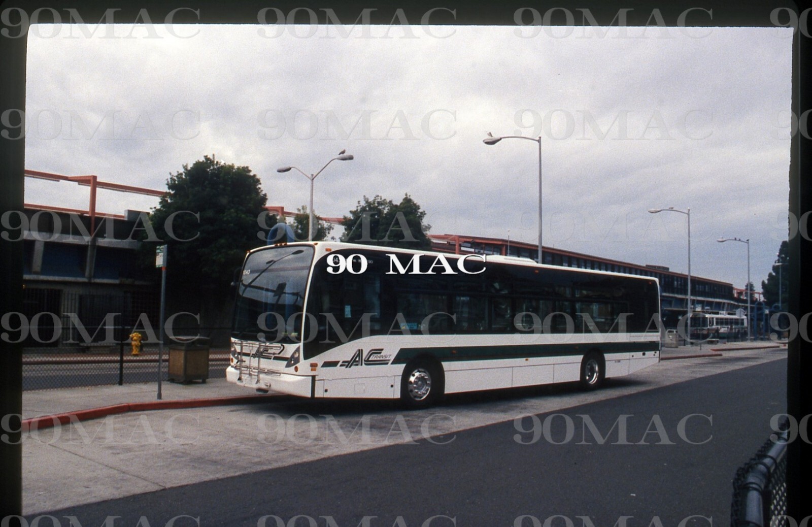 AC TRANSIT-ACT. VANHOOL BUS #1043. Oakland (CA). Original Slide 2005.