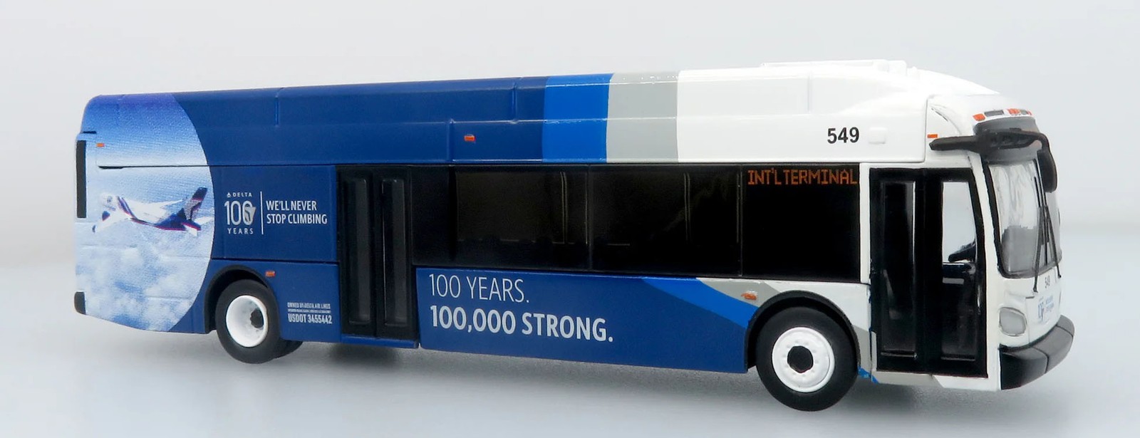 New Flyer Excelsior Transit bus Delta Airport Crew 1:87 Scale Iconic Replicas