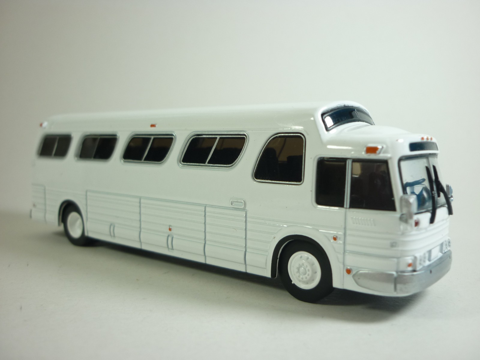 Iconic Replicas 1:87 1966 GM PD4107 Buffalo Coach Bus White USA, Ltd. W/ OVP