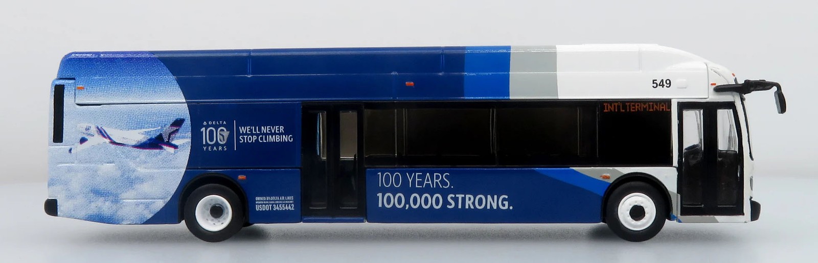 New Flyer Excelsior Transit bus Delta Airport Crew 1:87 Scale Iconic Replicas