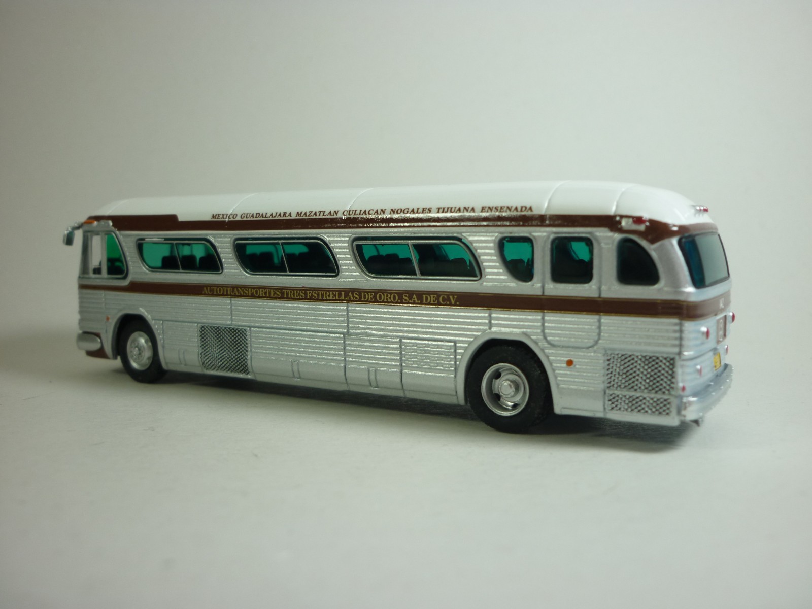 Iconic Replicas 1:87 1959 General Motors PD4104 Bus TRES ESTRELLAS USA