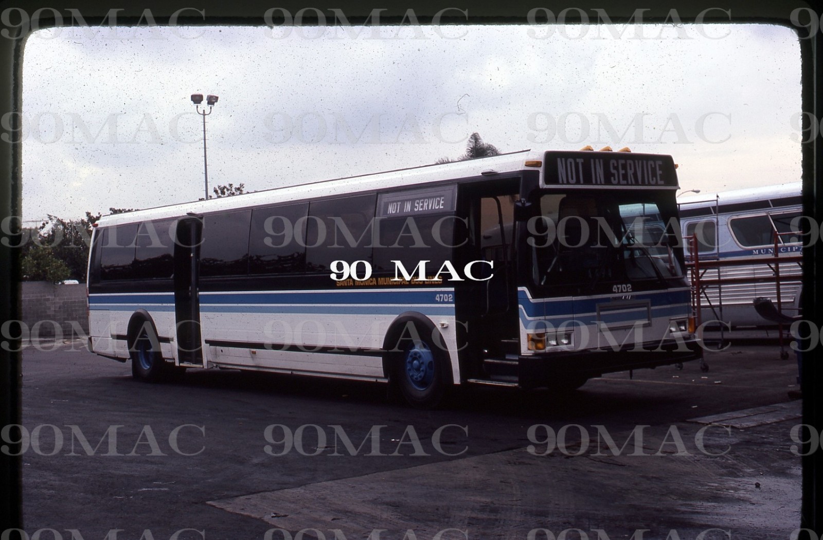 SMMBL. GRUMMAN BUS #4702. Santa Monica (CA). Original Slide 1979.