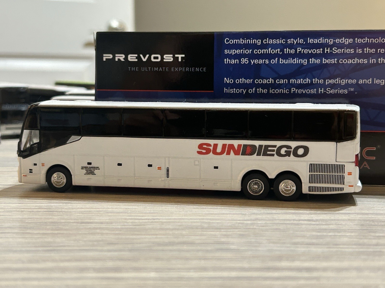 1/87 Iconic Replicas Sun Diego California Prevost H3-45 Custom Bus Model New