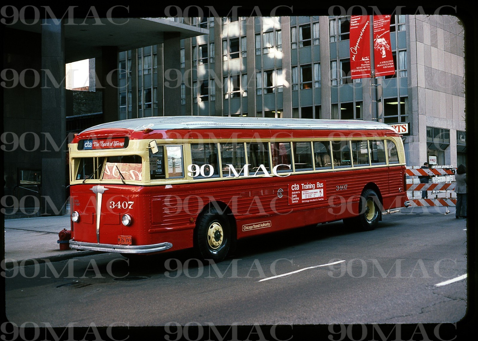 CHICAGO TRANSIT AUTHORITY. WHITE BUS #3407, Chicago (IL). 2 Original Slide 1981.