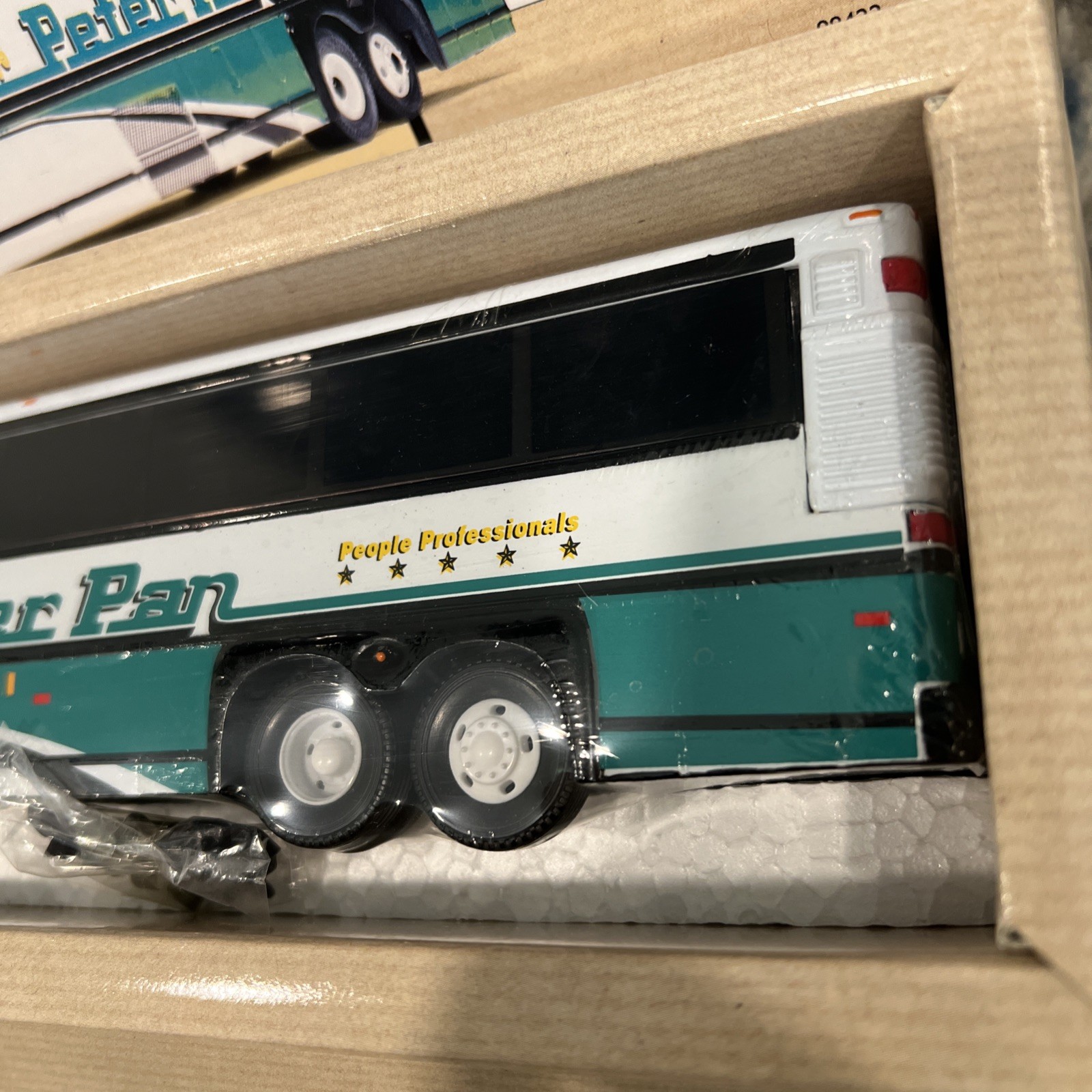 NIB Corgi #98422 Peter Pan Trailways Boston Bus MCI-102 DL3 #501 Diecast