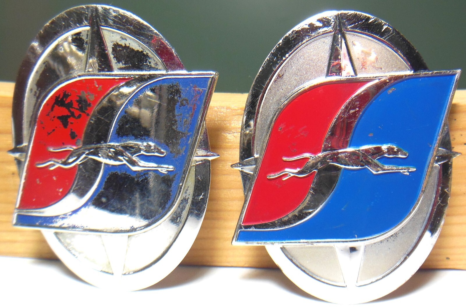 🚌 TWO Greyhound Bus Co. logo emblem employee service uniform hat badge pins