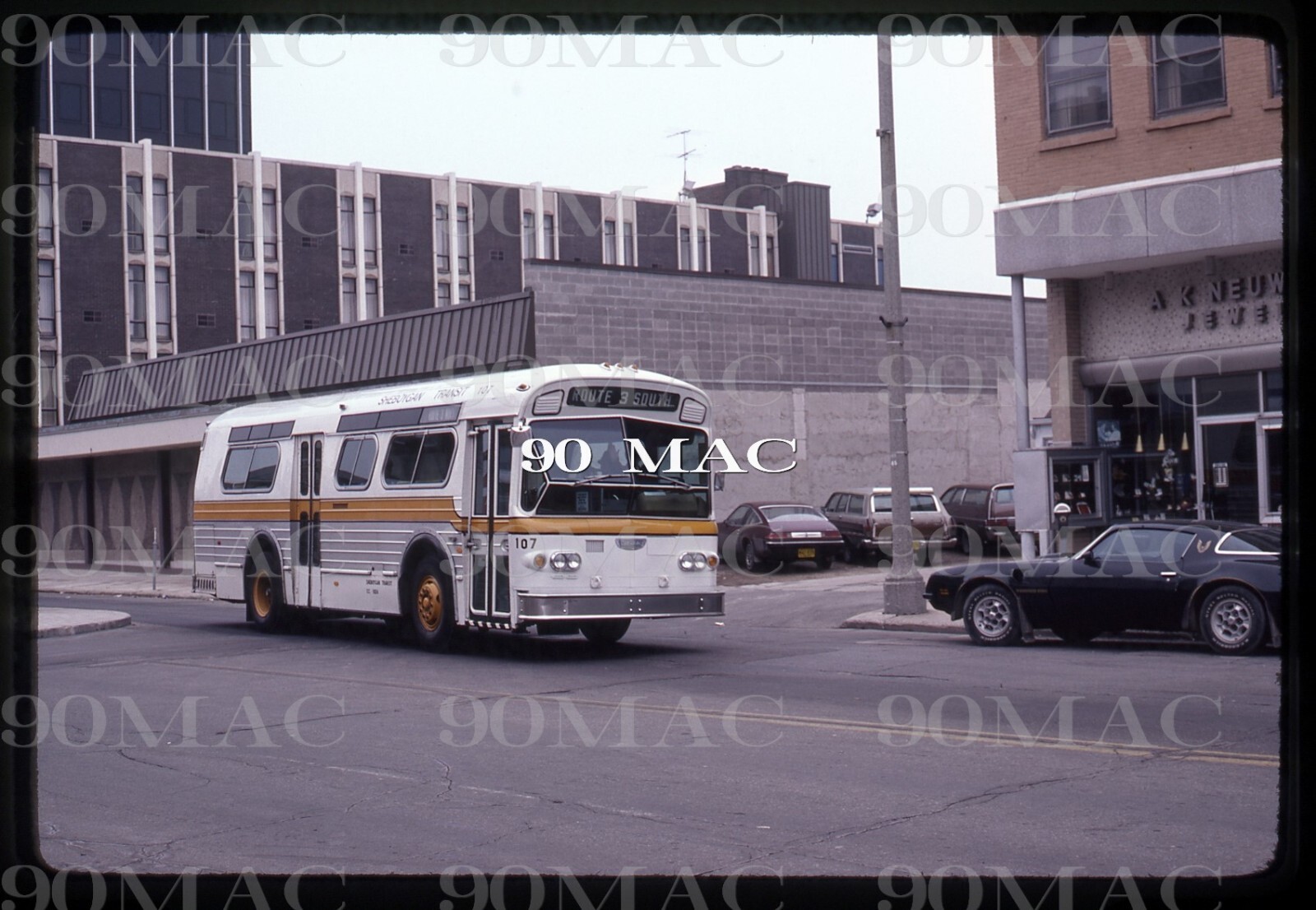 SHEBOYGAN TRANSIT. FLXIBLE BUS #107. Sheboygan (WI). Original Slide 1980.