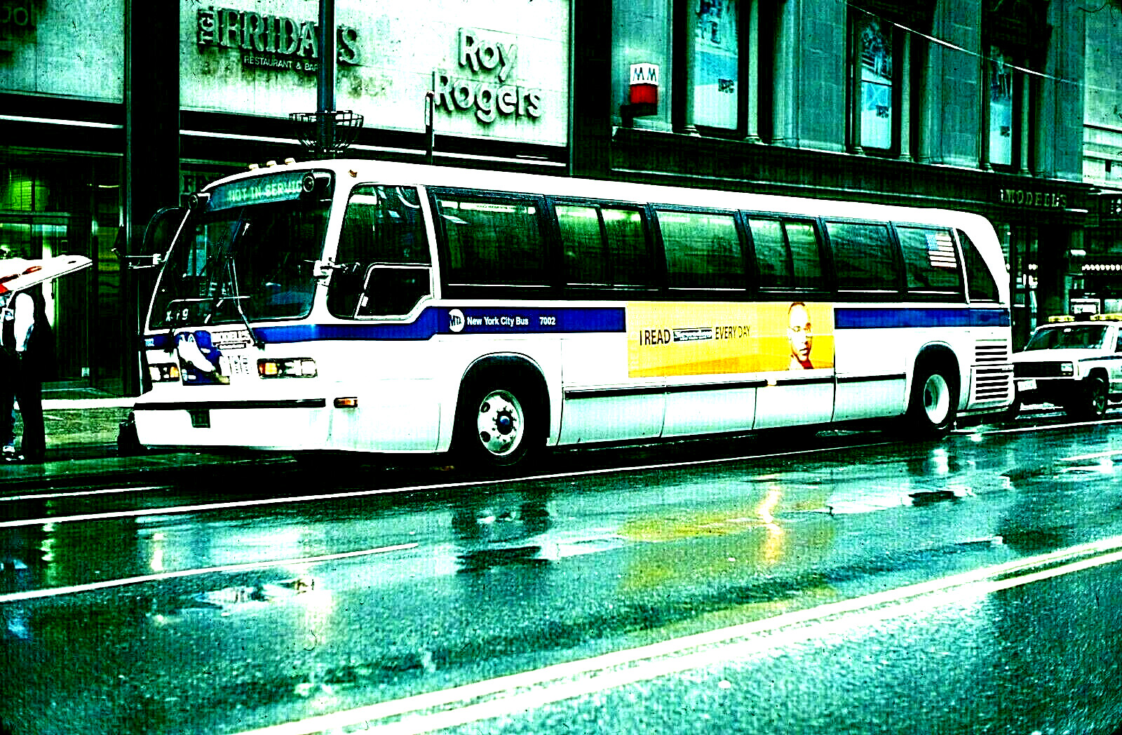 ORIGINAL KODACHROME SLIDE NYC BUS 1981 RTS #7002 E 42 ST-MADISON AVE 4/12/03