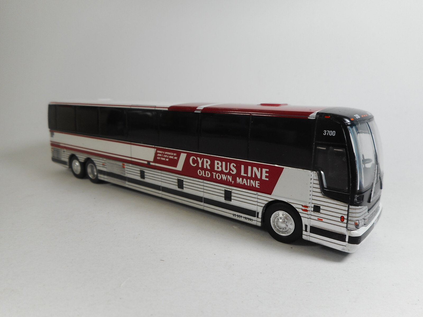 Iconic Replicas 1:87 Prevost X3-45 Bus Cyr Bus Line USA