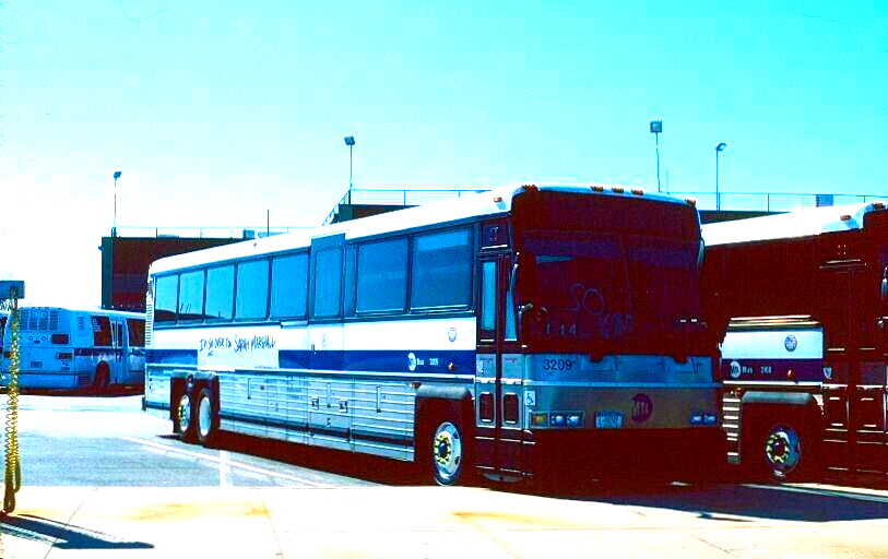 ORIGINAL KODACHROME SLIDE MTA BUS 2005 MCI D-4500 #3209 SPRING CREEK DEP 3/29/08