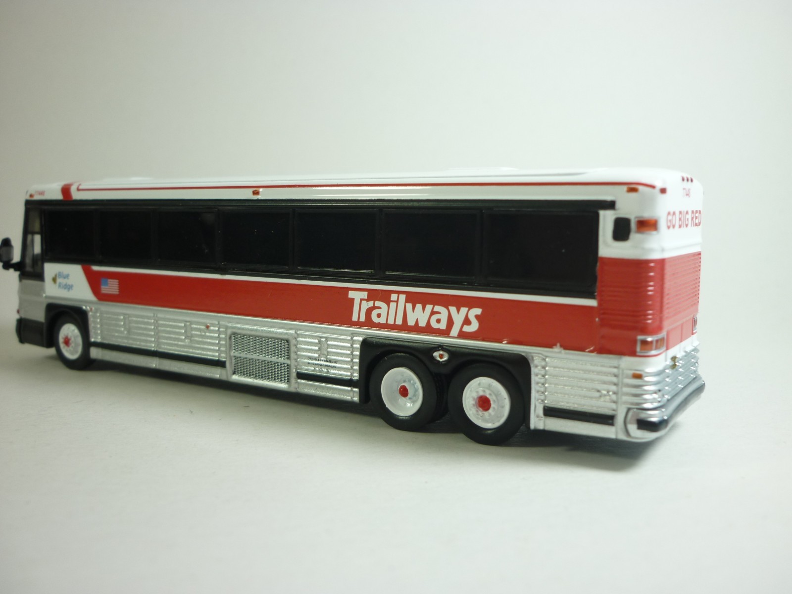 Iconic Replicas 1:87 MCI D4000 Coach Bus TRAILWAYS White 1992, Diecast w/ Box