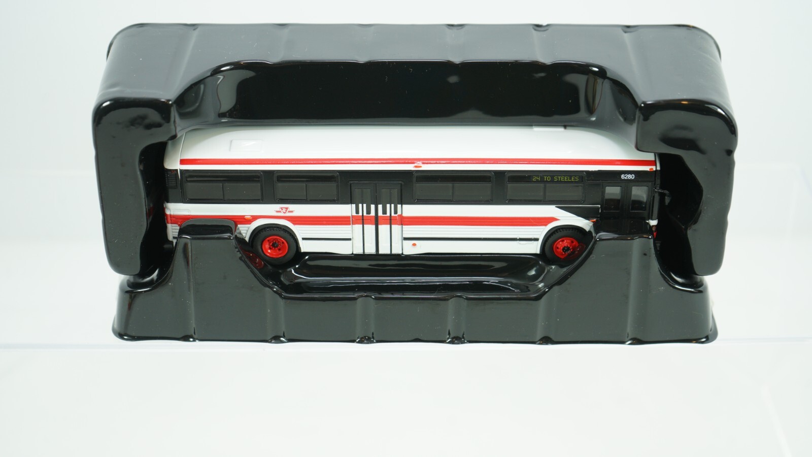 Iconic Replicas 1:87 Scale MCI Classic TTC Toronto Transit Bus 87-0392 NEW B15