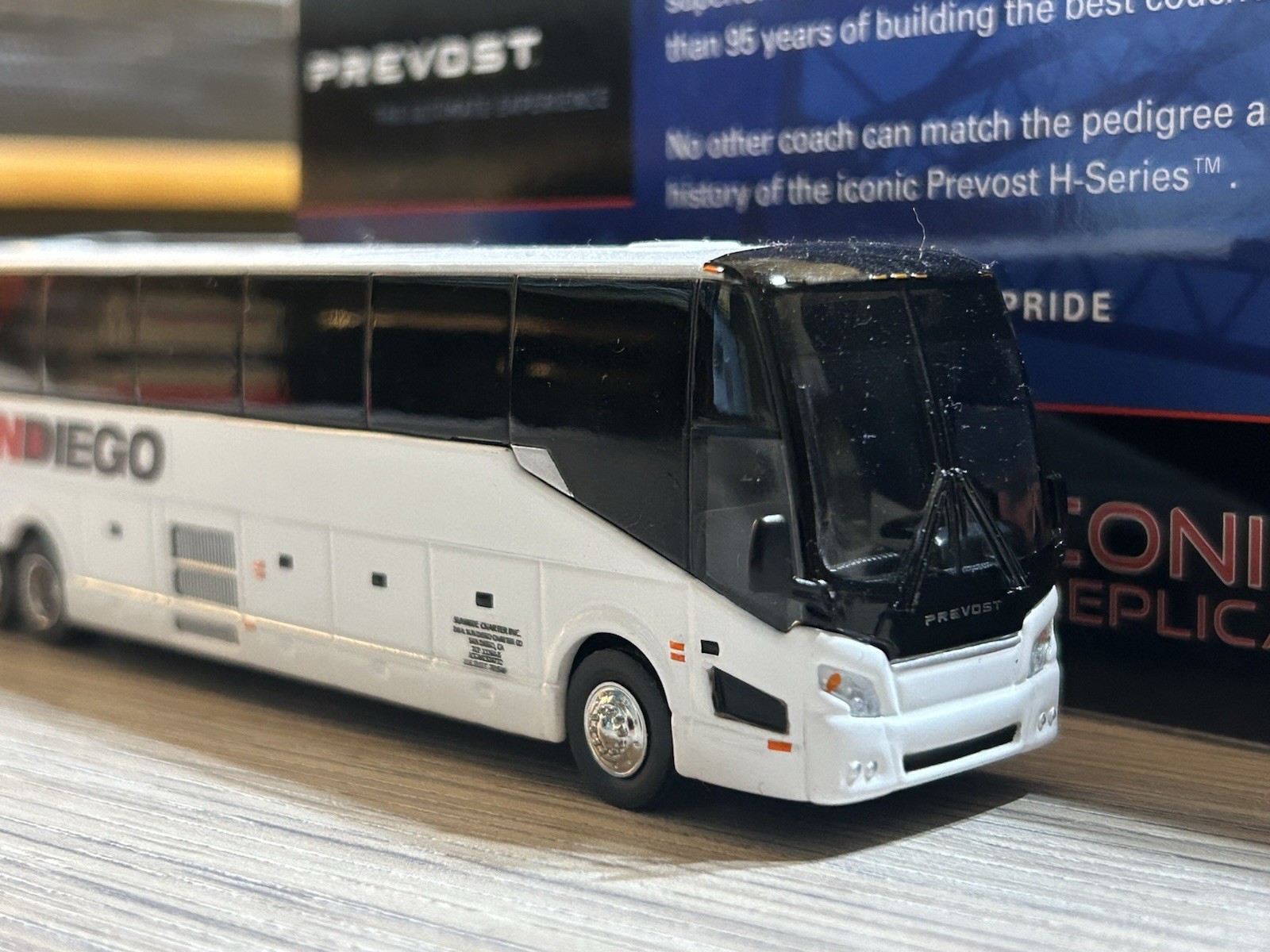 1/87 Iconic Replicas Sun Diego California Prevost H3-45 Custom Bus Model New