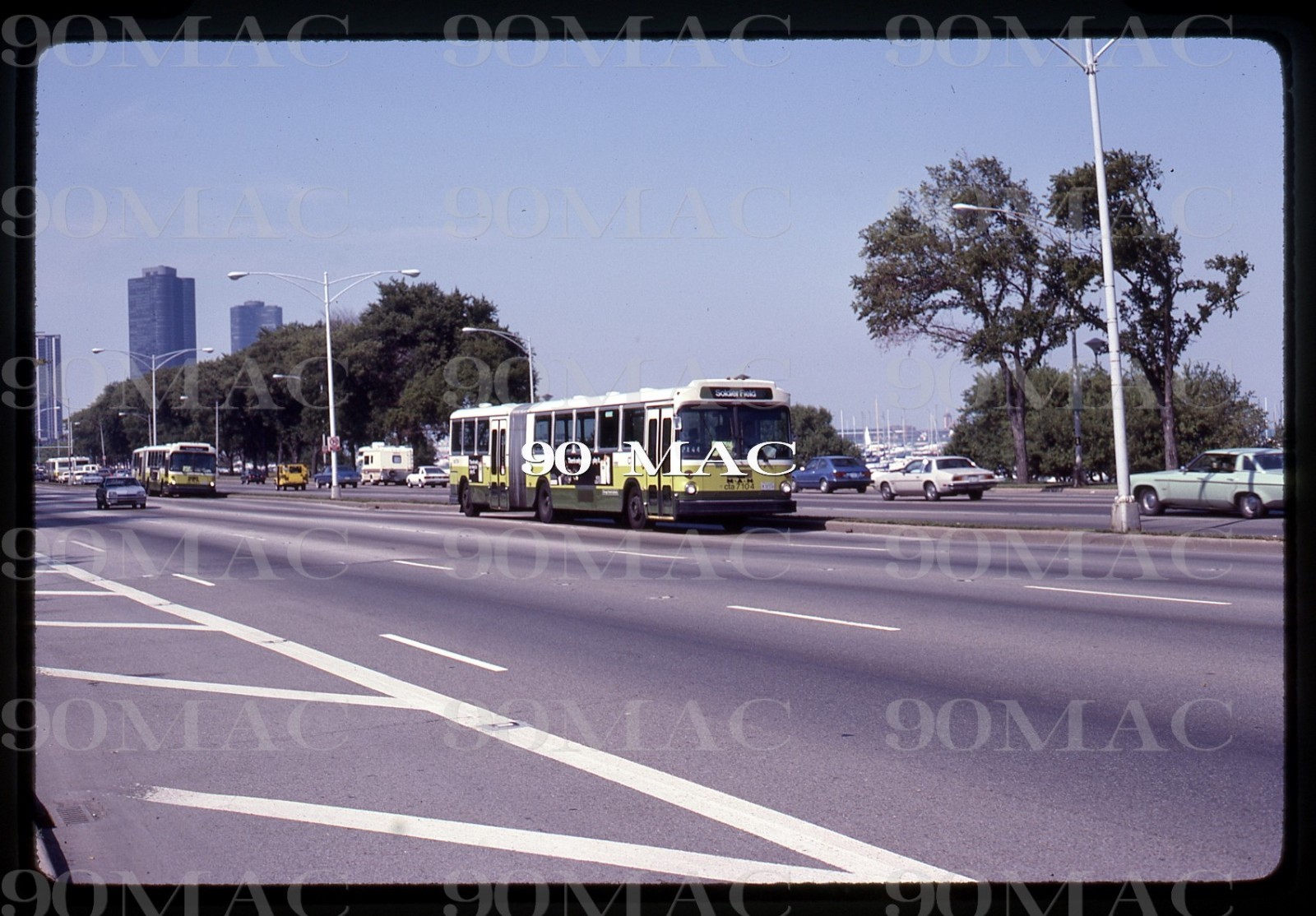 CTA. MAN ARTICULATED BUS #7104. Chicago (IL). Original Slide 1983.